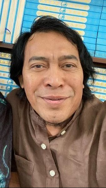 Momen Kocak Ucapan Selamat Lebaran ala Keluarga Komeng: Sang Istri Kuat Tahan Tawa