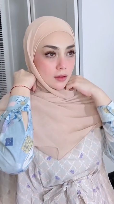 8 Potret Celine Evangelista Tampil Cantik dengan Balutan Hijab