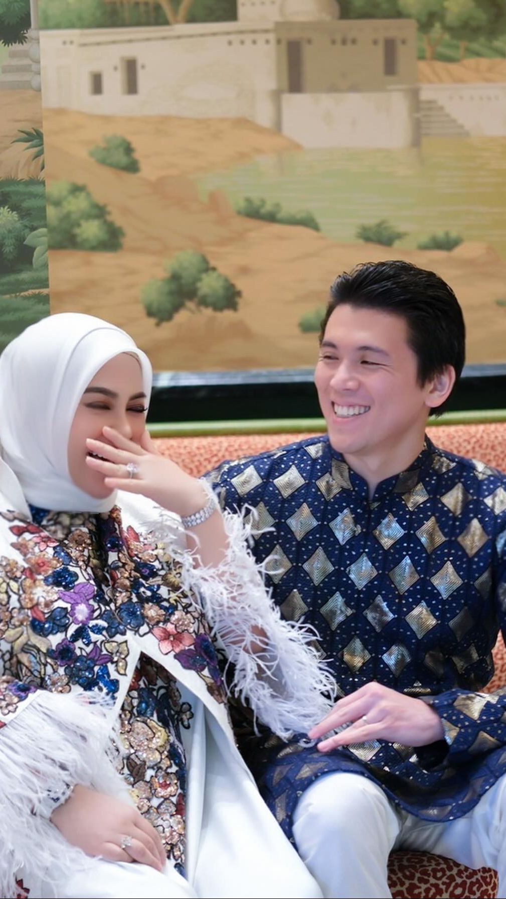 Sementara Reino Barack tampil rupawan dengan baju motif berwarna biru