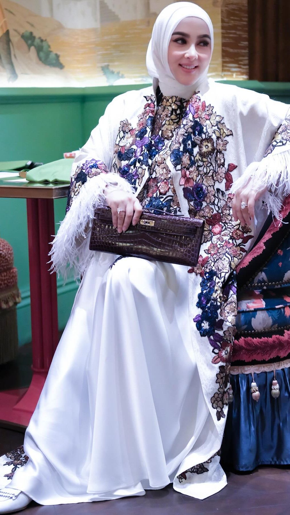 Terlebih dalam setiap unggahannya, Syahrini terlihat sengaja menutupi bagian perutnya