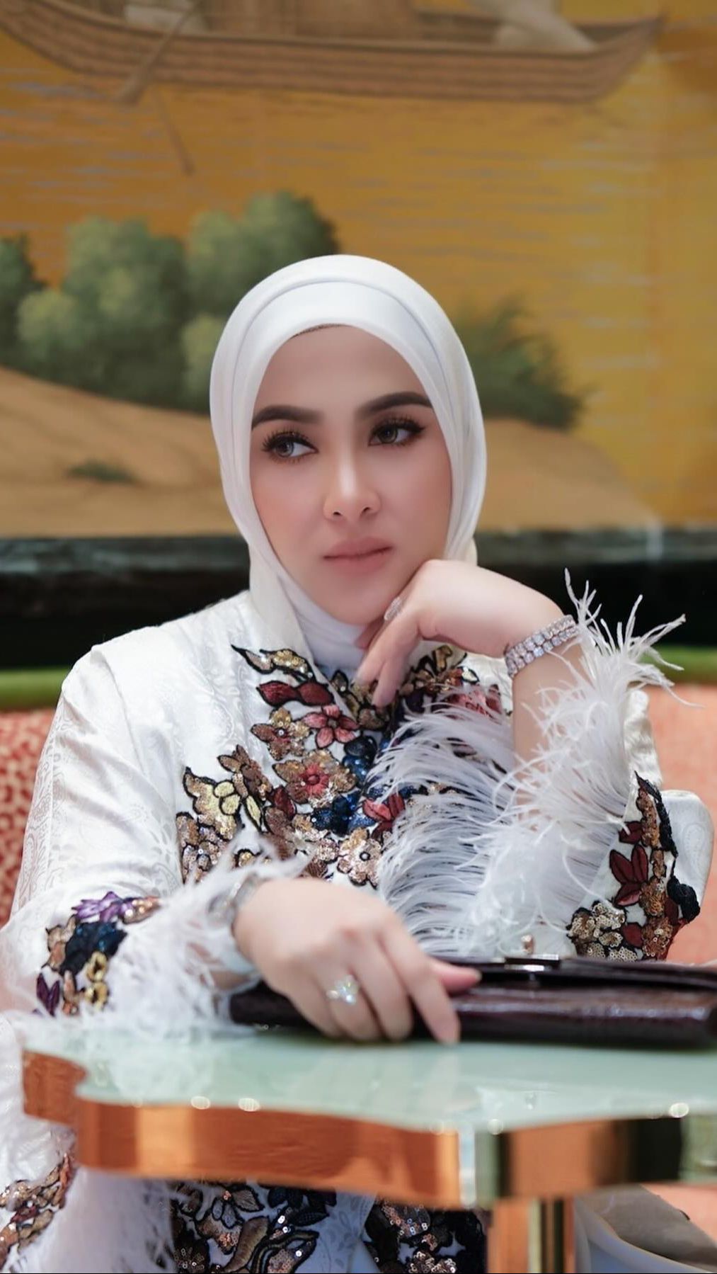 Hingga kini belum ada konfirmasi langsung dari Syahrini dan Reino Barack perihal kabar kehamilan tersebut
