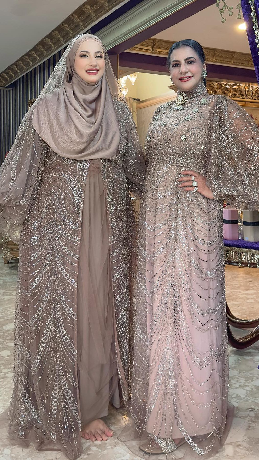 Rupanya Tasyi Athasyia juga tampil dengan outfit senada dengan Tasya dan sang ibu