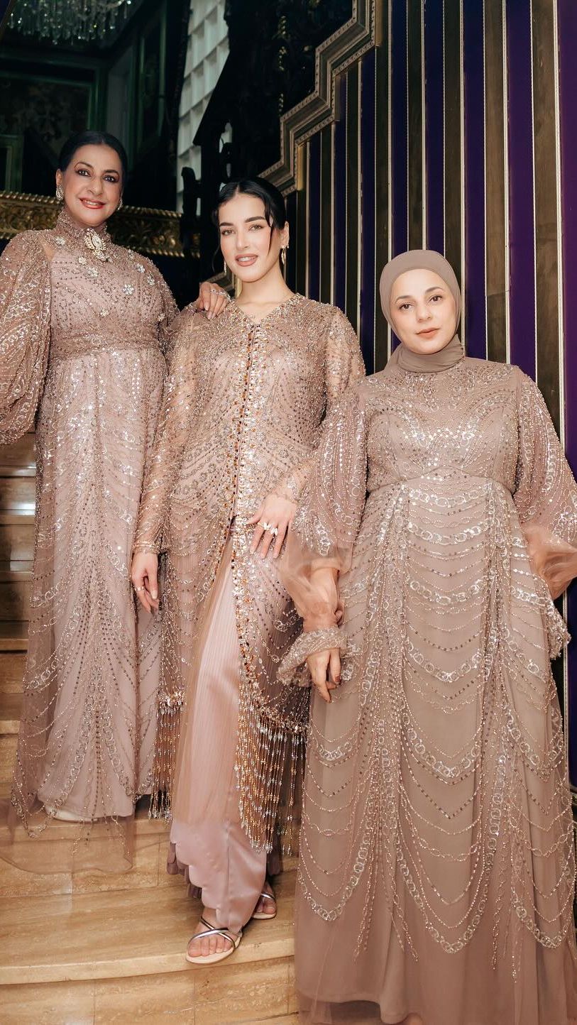 Tak lupa Tasya juga berfoto bersama sang kakak pertama, Selvi. Dalam unggahan Tasya tak terlihat saudara kembarnya Tasyi