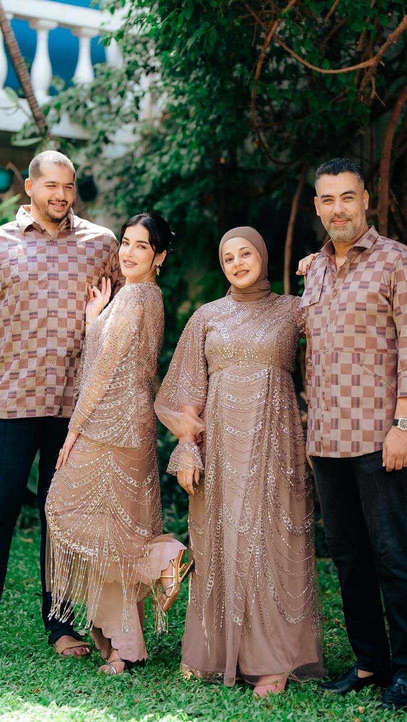 Tasya juga tampil kompak bersama sang suami beserta kakak dan saudara iparnya
