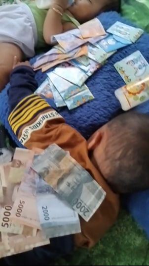 Momen Ayah Pamer THR Bayinya Bikin Ngakak, Netizen: Jadi Tulang Punggung Sejak Bayi