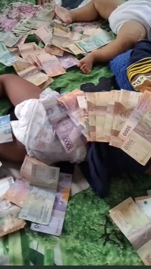 Mulai dari pecahan lima ribuan hingga seratus ribuan, anak-anaknya berhasil mendapat uang THR yang langsung bikin orangtuanya kegirangan