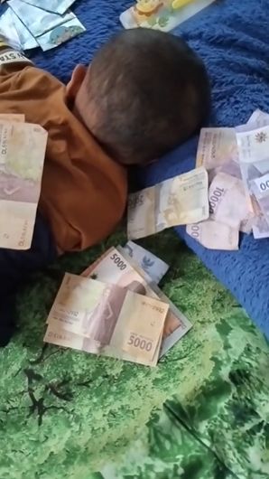 Anak-anaknya pun tertidur pulas sembari di kelilingi oleh setumpuk uang hasil THR