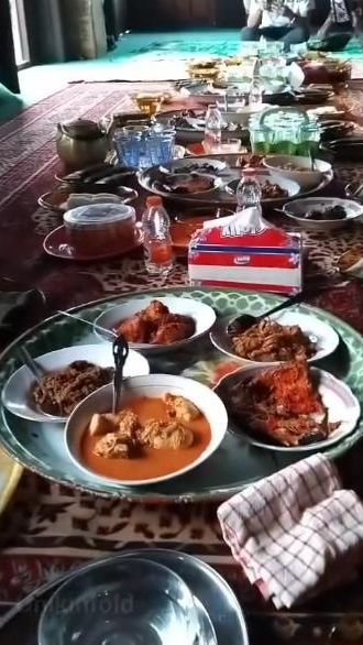 Bikin Terharu! Penumpang Kelaparan Masih dalam Perjalanan Mudik di Hari Pertama Lebaran, Sopir Bus Ajak Makan di Rumah Mertuanya
