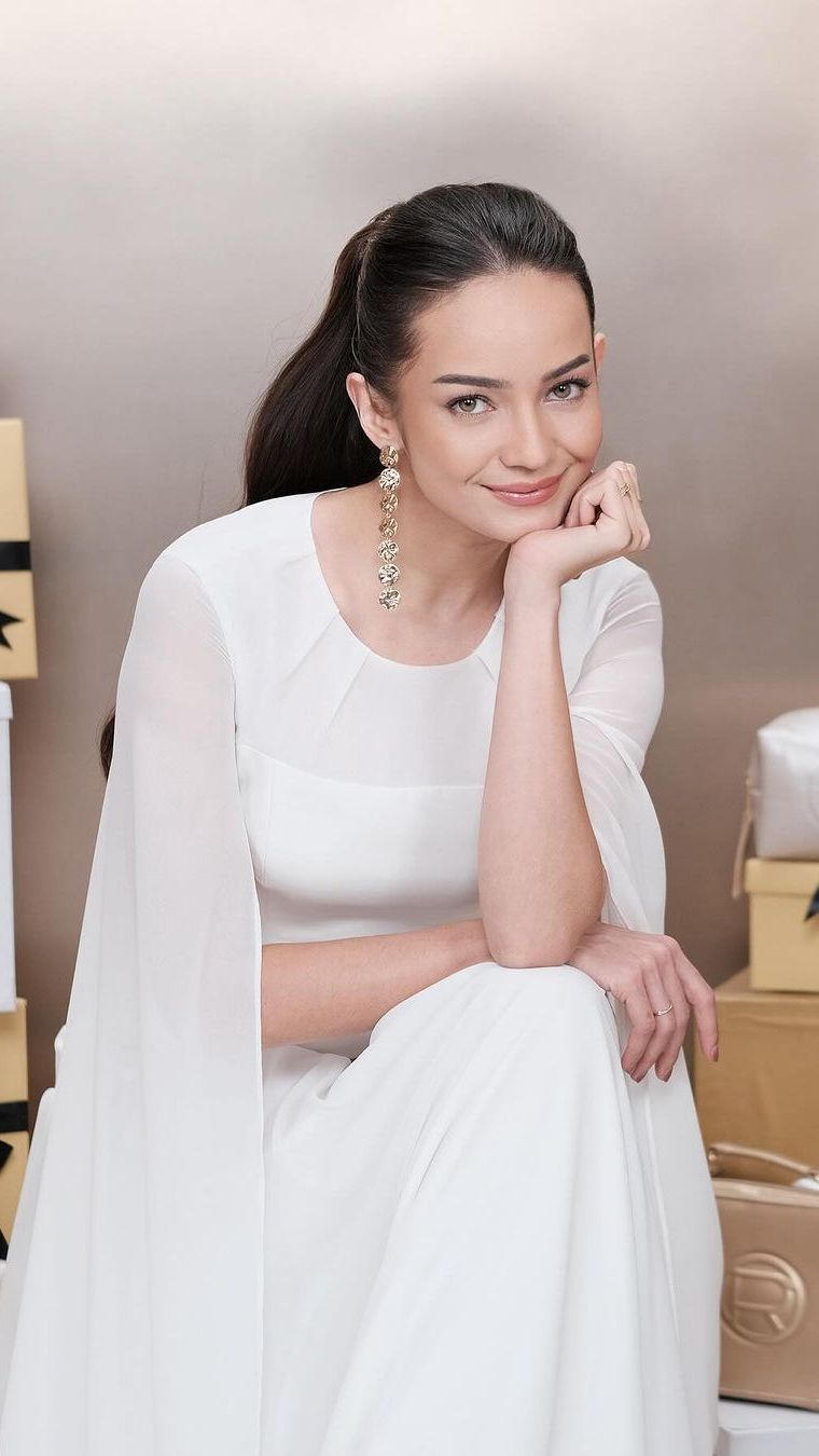 Potret Enzy Storia bak Miss World dengan Gaya Makeup Klasik 