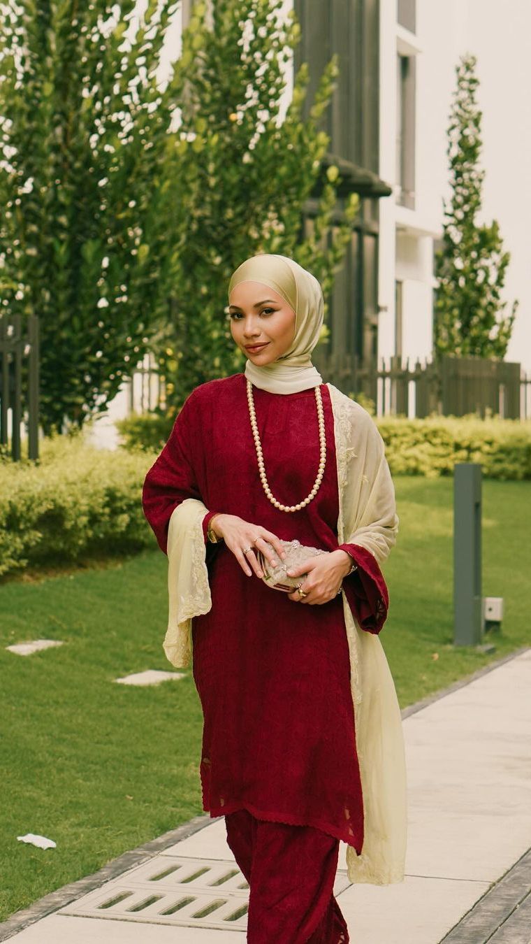 Inspirasi Tampilan Hijabers Nan Kreatif dengan Sentuhan Tabrak Warna