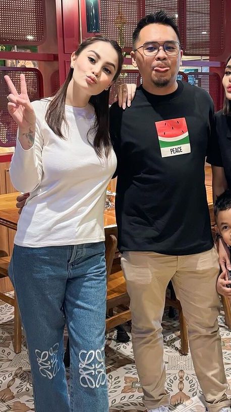 Di sana, terlihat Jeje yang semakin kurus dan cantik.