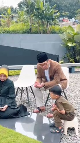 Beginilah momen saat Atalia Praratya dan Ridwan Kamil berziarah ke makam Eril