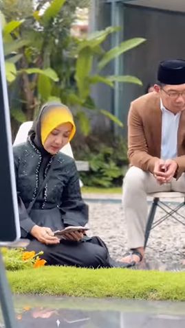 Keduanya tampak khusyuk memanjatkan doa dan membaca ayat-ayat suci Al Quran