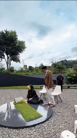 Atalia tampak terduduk sembari menatap dalam ke arah makam sang putra tercinta