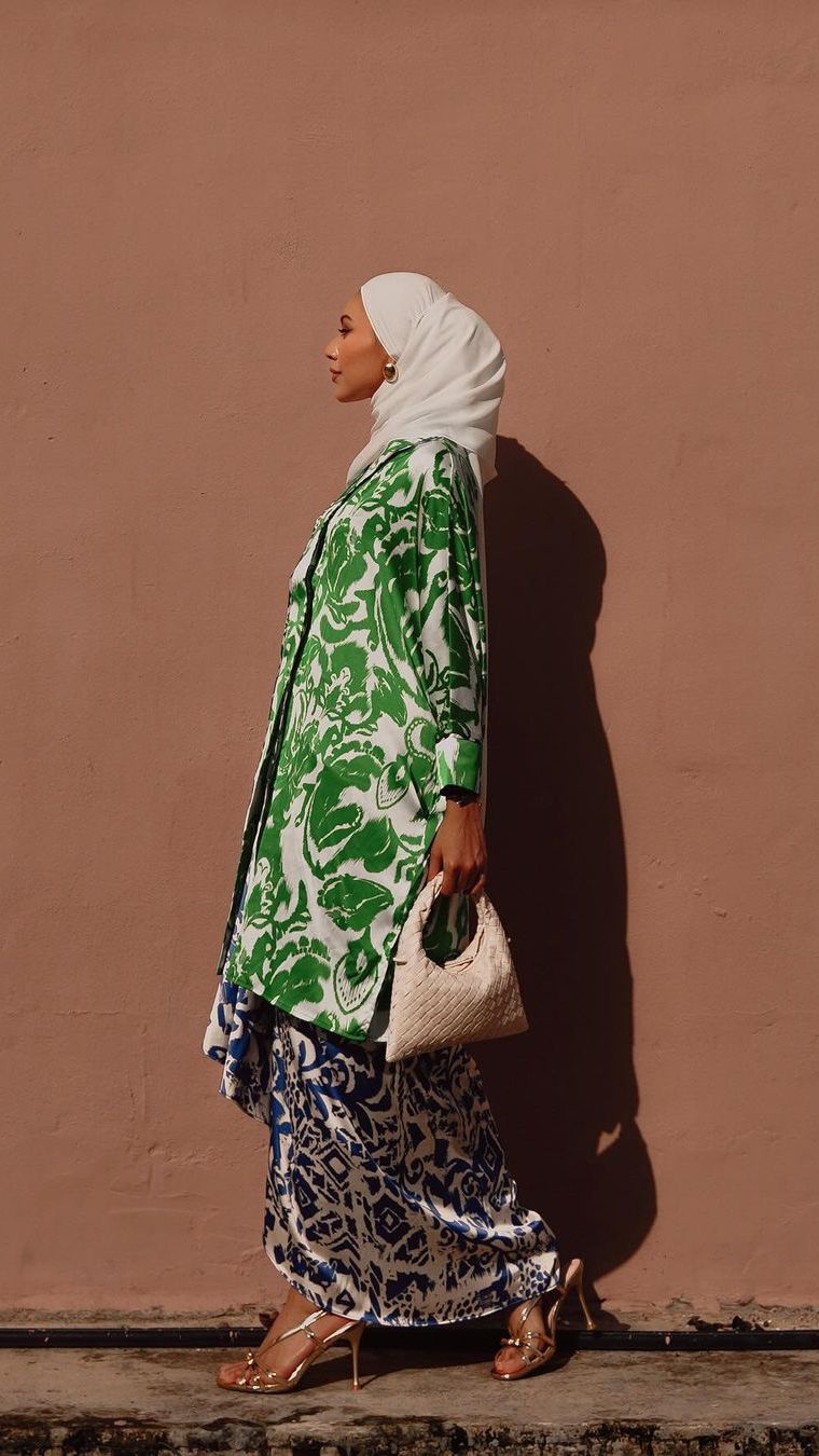 Look 1: Kelly Green dan Biru