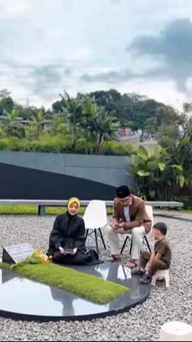 Atalia sedari awal mencoba tegar agar bisa memanjatkan doa dengan penuh kekhusyukan