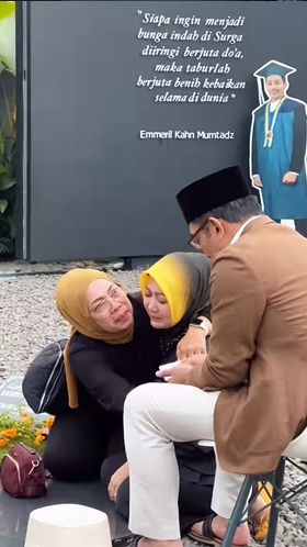 Namun pada akhirnya ia tak kuasa menahan tangis di makam Eril. Sebagai seorang ibu, hatinya masih merasa sangat kehilangan