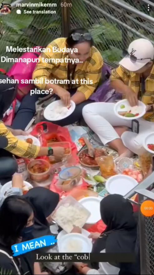 Viral Emak-Emak +62 `Piknik` di Bandara Singapura, Bawa Tikar sampai Cobek Sambal