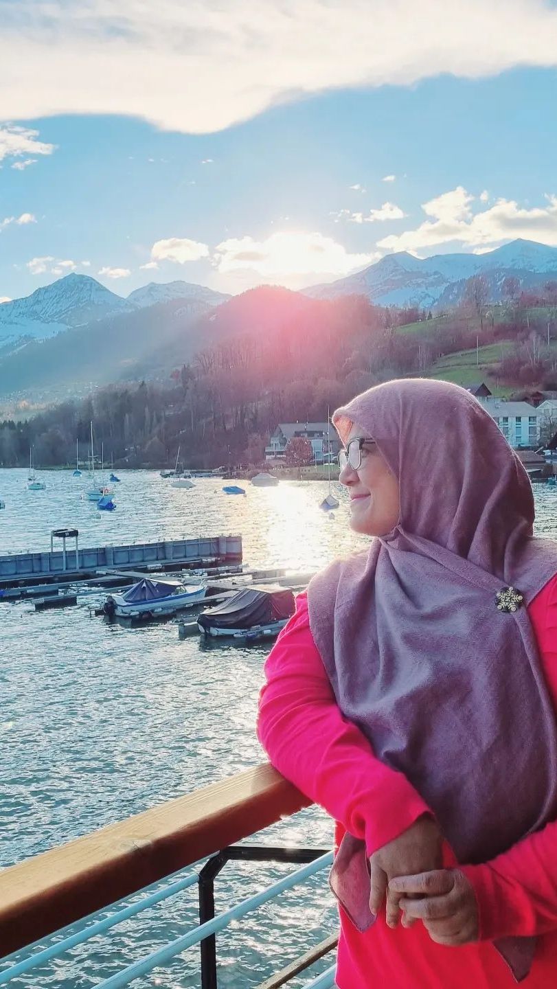Meski begitu, ibunda Shireen dan Zaskia Sungkar ini masih tetap eksis di media sosial
