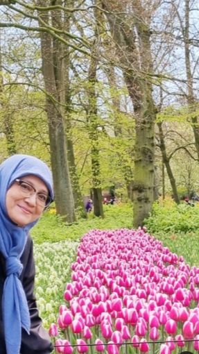 Meski kini usianya tak lagi muda, namun Fenny tetap terlihat energik dan selalu bersemangat