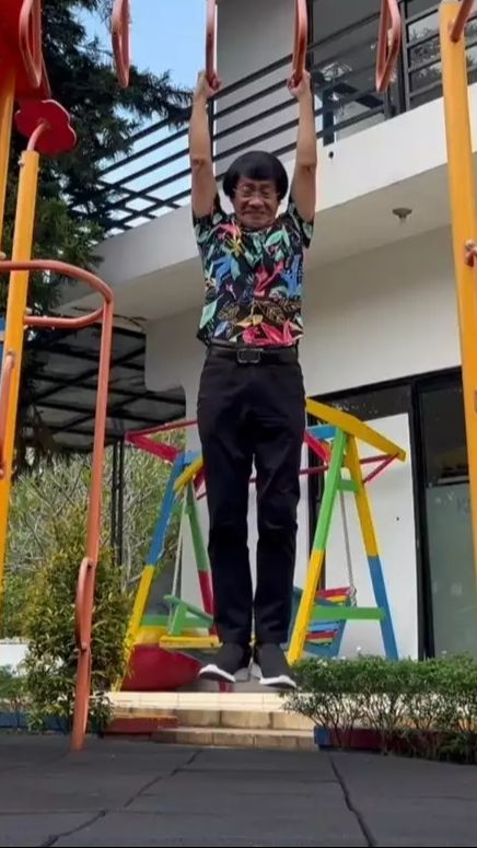Kendati begitu, pria ini masih begitu energik dan aktif.