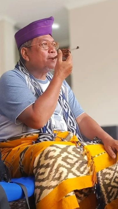 Bahkan kesulitan ekonomi tersebut membuat Unang terpaksa menjual mobil-mobilnya