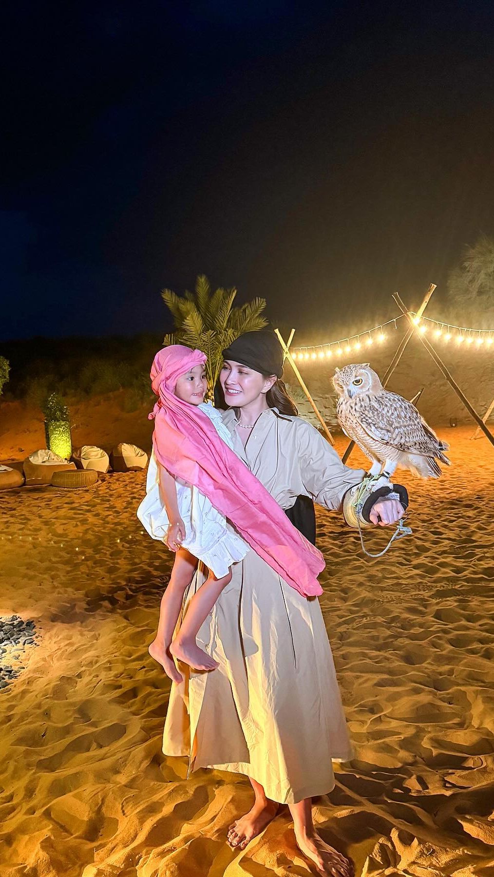 Tak sendiri, ia juga berfoto bersama sang anak, Claire Herbowo