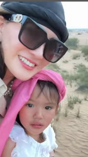Shandy dan Claire juga mencoba naik kuda bersama di tengah gurun pasir