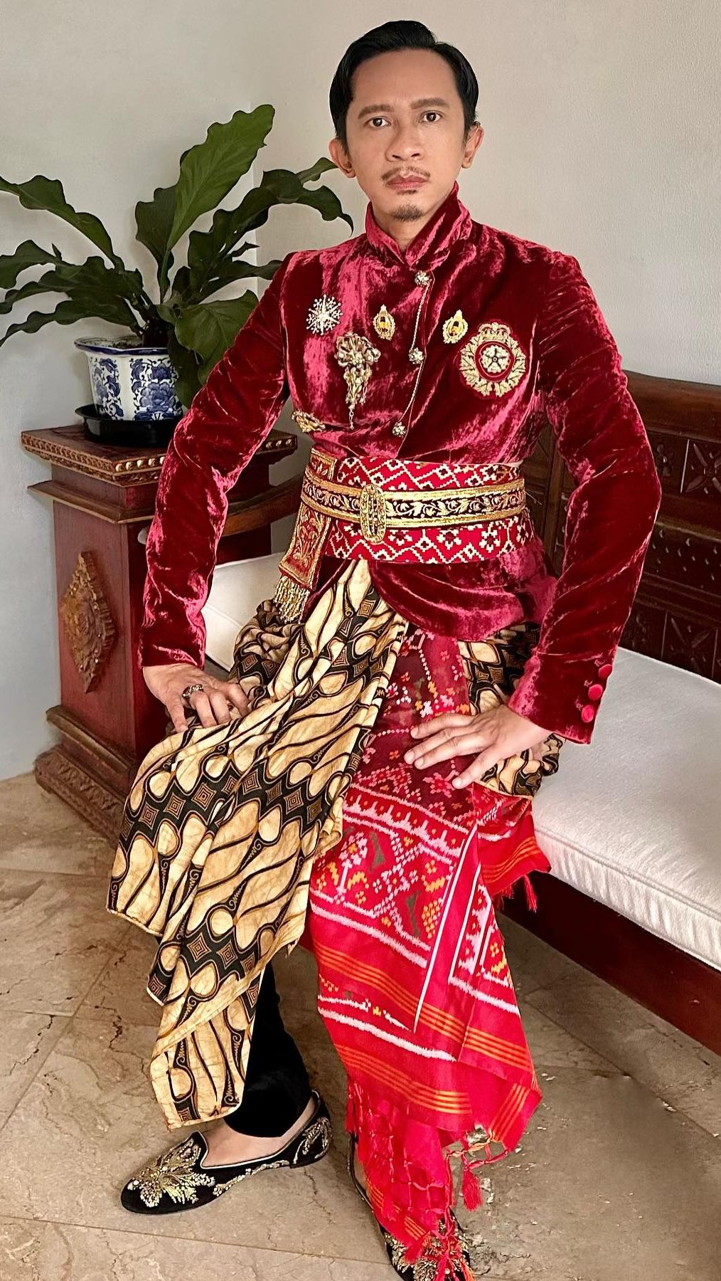 Aming mengungkapkan jika dirinya melakukan sulam alis lantaran sebelumnya tidak memiliki alis. Ia pun ingin terlihat lebih macho dengan adanya alis.