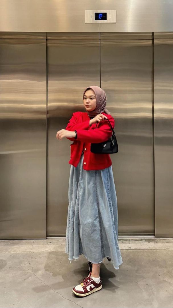 Padukan Blazer Merah dan Rok Jeans,  Tampilan Jadi Langsung Cetar