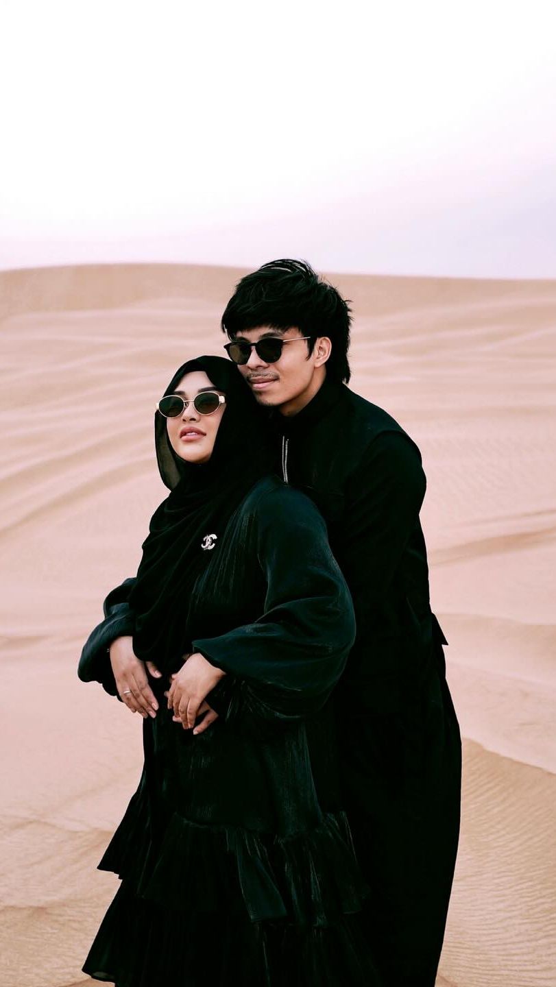 Keduanya pun memamerkan momen mesranya bahkan mereka disebut bak Aladdin dan Putri Jasmine di tengah padang pasir