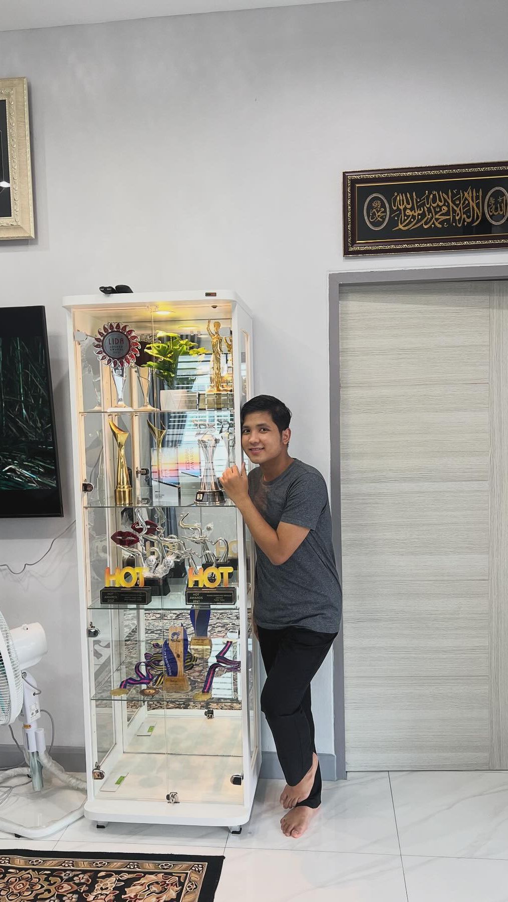 Interior rumahnya juga didominasi warna putih dan sudah dilengkapi dengan berbagai furniture