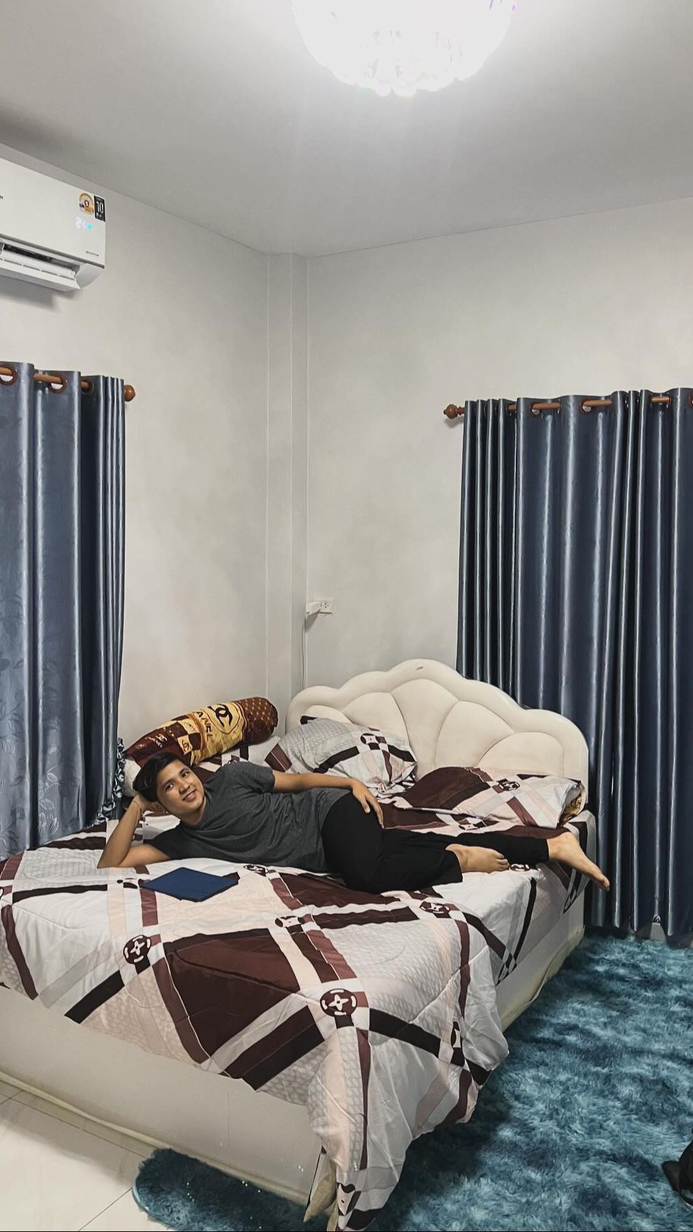 Potret kamar tidur Jirayut yang tampak mewah dengan perpaduan warna putih dan abu-abu