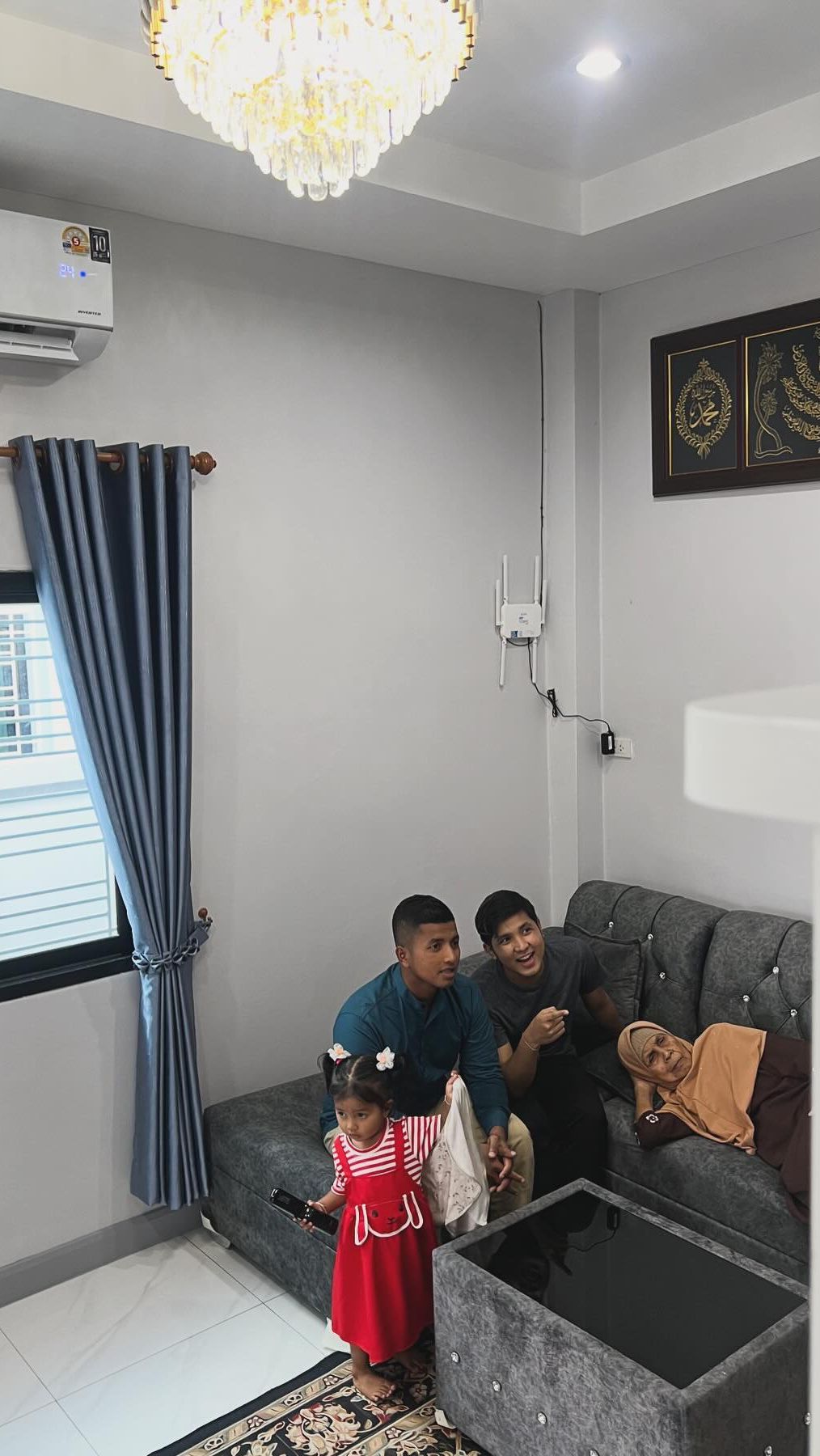 Area ruang keluarganya juga tak kalah mewah dan sudah dilengkapi dengan sofa abu serta AC