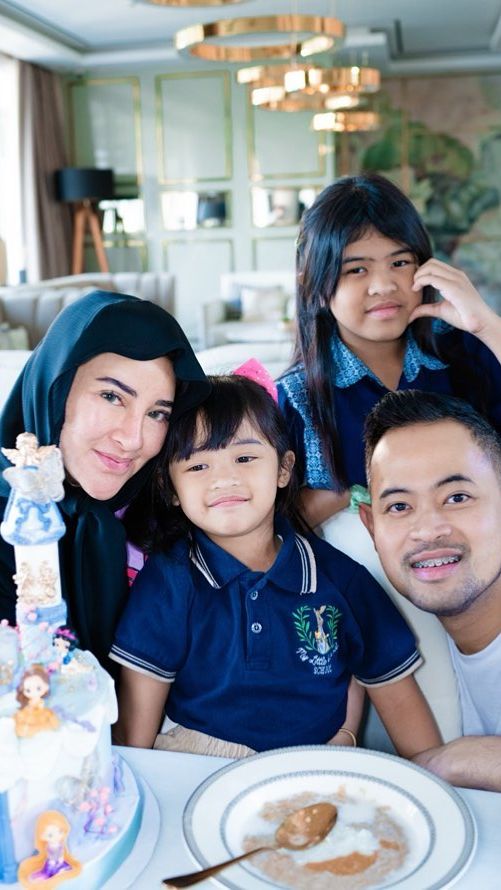 Total THR 2 Anak Pengusaha Capai Rp96 Juta, Amplopnya Juga Berisi Dollar