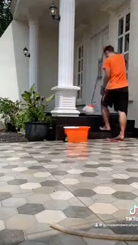 Huniannya itu tampak luas dengan halaman parkir yang cukup besar