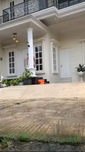 Rumah mewah tersebut didominasi warna putih dengan desain modern