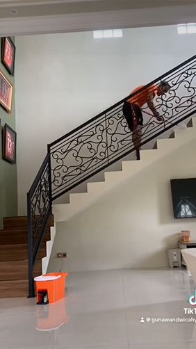 Desain interiornya pun tampak mewah meski tak banyak furniture di dalamnya