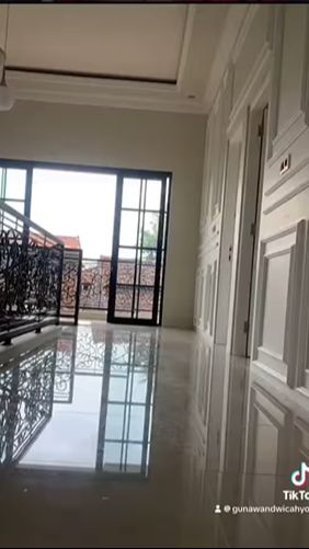 Area lantai dua terlihat luas dengan pencahayaan yang cukup