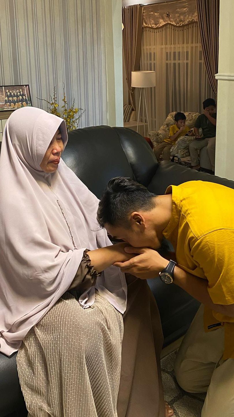 Meski begitu di ruang tamu rumah Gunawan sudah dilengkapi dengan sejumlah furniture modern
