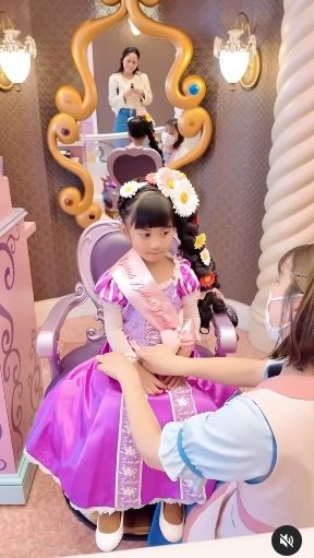 Chava sang anak bahkan pergi ke salon dan berdandan ala princess.