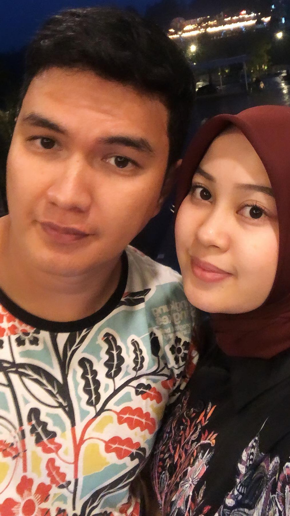 Aldi Taher juga begitu memuliakan sang ibu hingga sering meminta doa dan mencium kaki sang ibu saat akan berangkat mengais rezeki