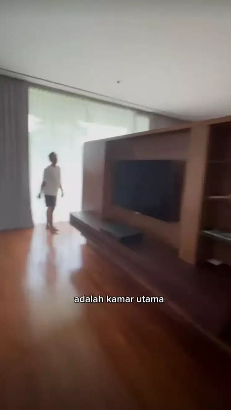 Kamar itu juga memiliki ruang hiburan tersedniri dengan TV berlayar lebar.