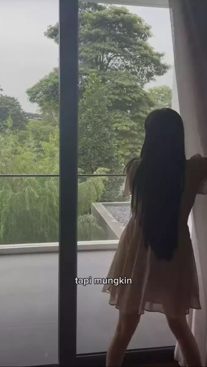 Begit buka jendela, Valencia langsung menikmati indahnya pepohonan dari atas. Serasa rapunzel ya!