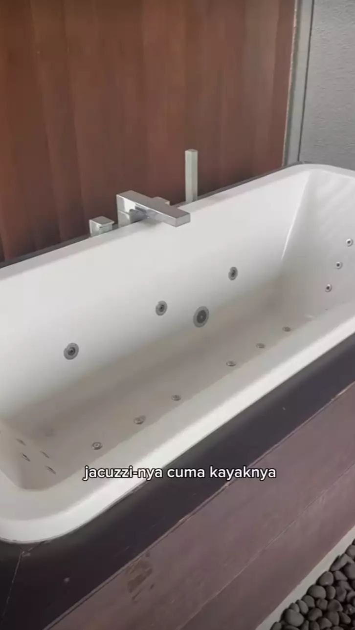 Bahkan, ia memiliki jacuzzi yang super mewah dan besar.