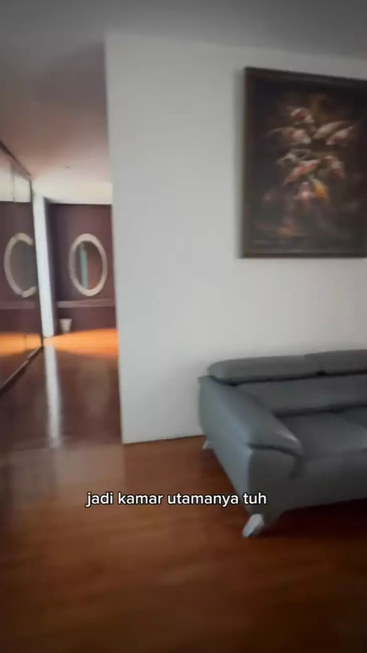Saking luasnya kamar itu dilengkapi ruang tamu pribadi.