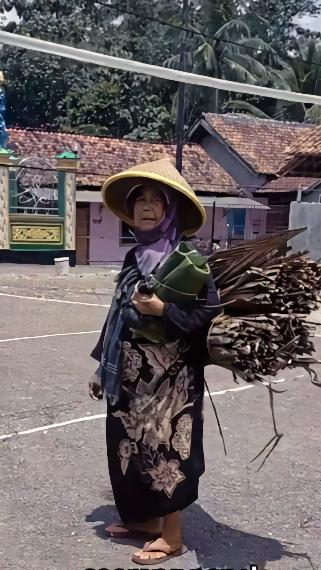 Penampilan Lusuh Nenek Pencari Daun Kelapa Kering Bercaping di Jabar Ini Menipu, Ternyata 'Sultan Kampung' Punya Rumah bak Istana