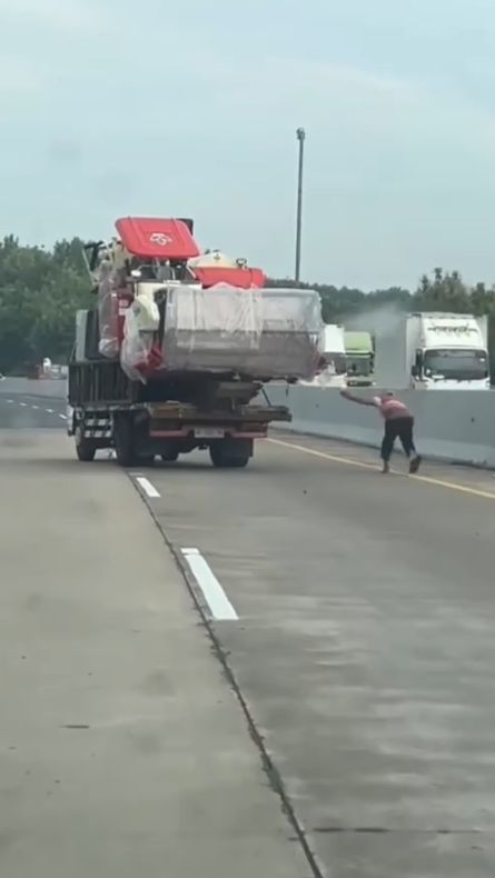 Dramatis! Video Viral Truk Bermuatan Alat Berat Melaju Tanpa Sopir di Tol Kalikangkung, Pengendara Jatuh Bangun Mengejar