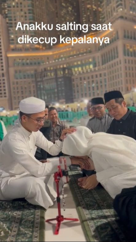 Menikah di Baitullah, Pengantin Wanita Grogo dan Mendadak `Tremor` Saat Suami Pasangkan Cincin dan Cium Kening