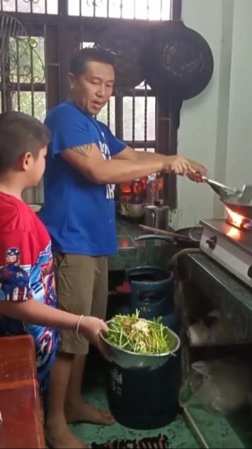 Momen Ngakak Anak dan Ayah Masak di Dapur, Sayur Kangkung yang Masuk Wajan Tinggal 16%, Sisanya Jadi Hikmah
